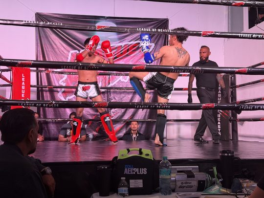 Patada alta en pelea de Muay Thai sobre el ring de League of Beasts