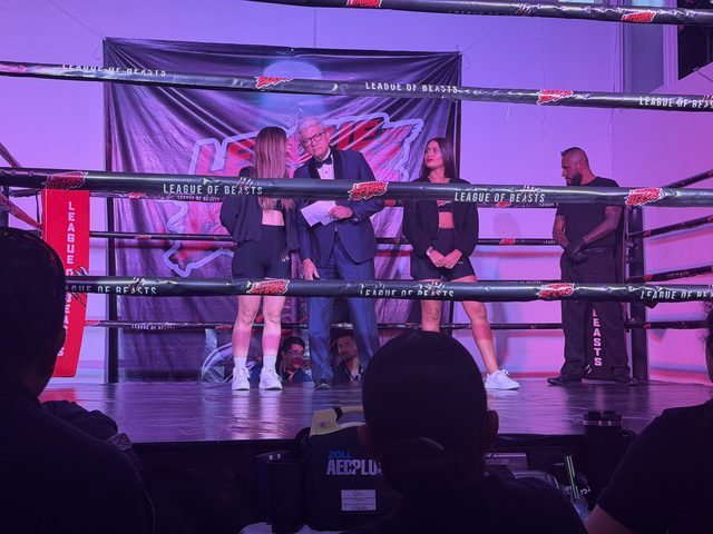 Maestro de ceremonias y ring girls presentando una pelea