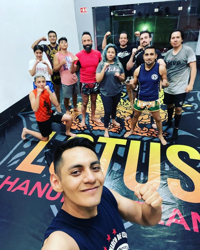 Frank con el grupo en la apertura de la nueva sede de Lotus · ene 2023